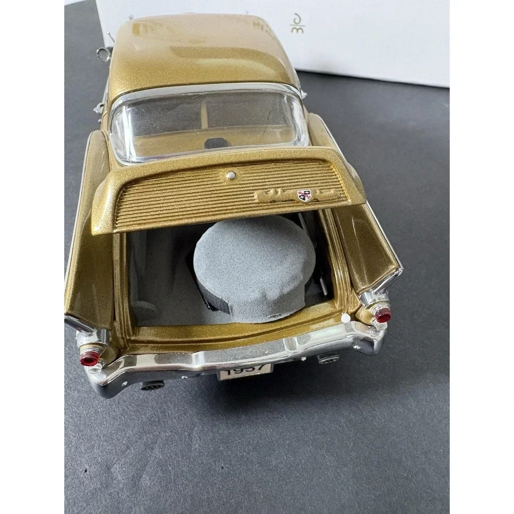 1957 Studebaker Golden Hawk Danbury Mint 1:24 Diecast Car Gold w/ Box